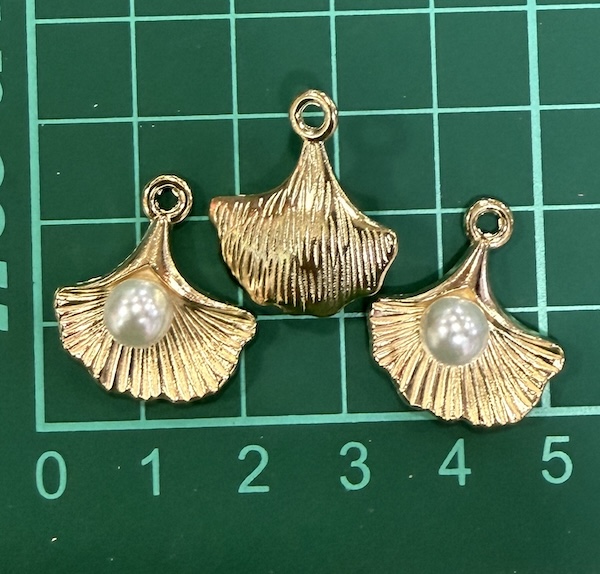Charm Leaf w Pearl